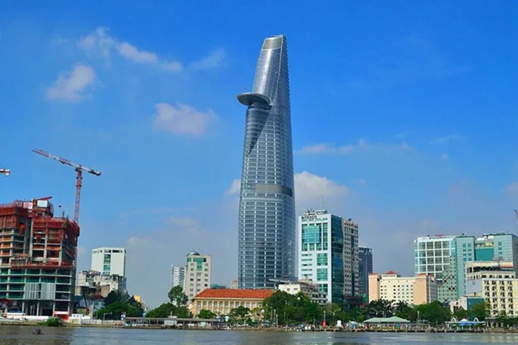 胡志明市金融塔與河岸建築